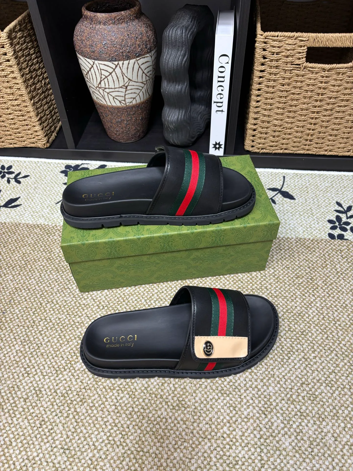 Factory 💰 300 yuan Gucci slippers] high-end men's shoes brand official website 1:1 latest masterpiece: original mold customization, the fabric is made of imported original materials, upgraded outsole, lighter and non-slip. The market's top quality, simple yet tasteful, a must-have for fashionistas, fashionable at your feet, full of confidence, the same style at the counter 👍The season of summer slippers is here. Code: 38-45 (45 customized)